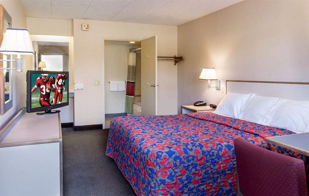 Travelodge By Wyndham פאוריה מראה חיצוני תמונה