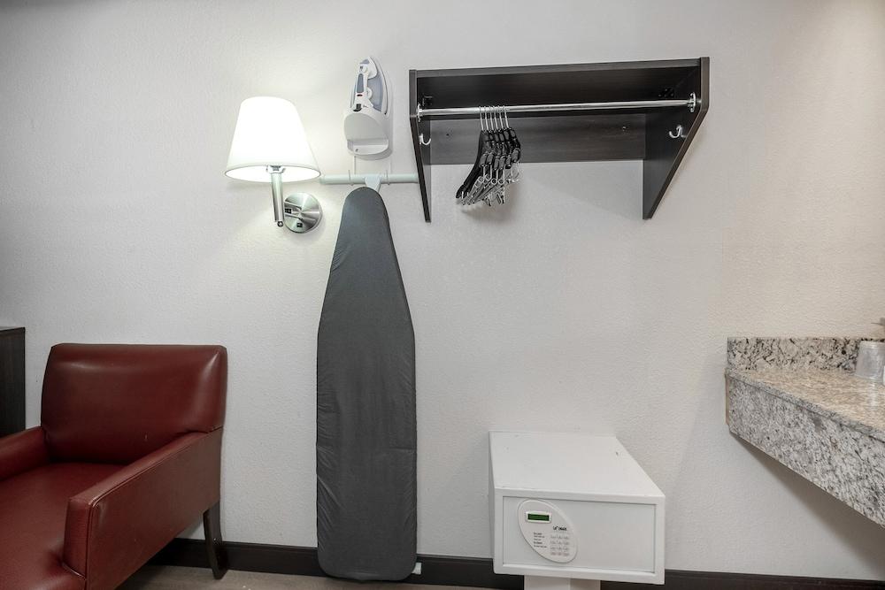 Travelodge By Wyndham פאוריה מראה חיצוני תמונה