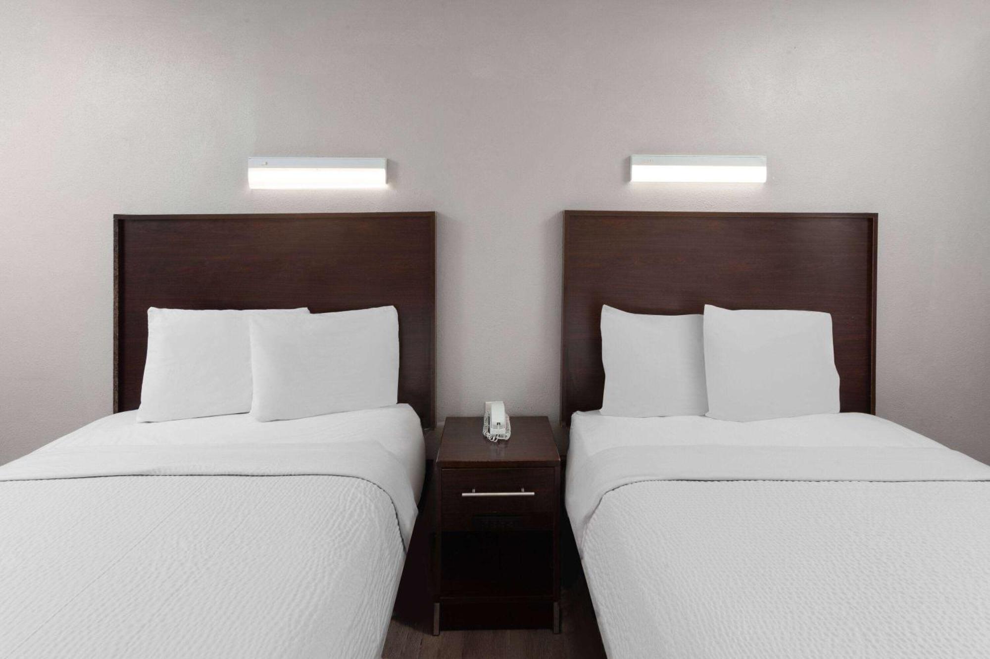 Travelodge By Wyndham פאוריה מראה חיצוני תמונה