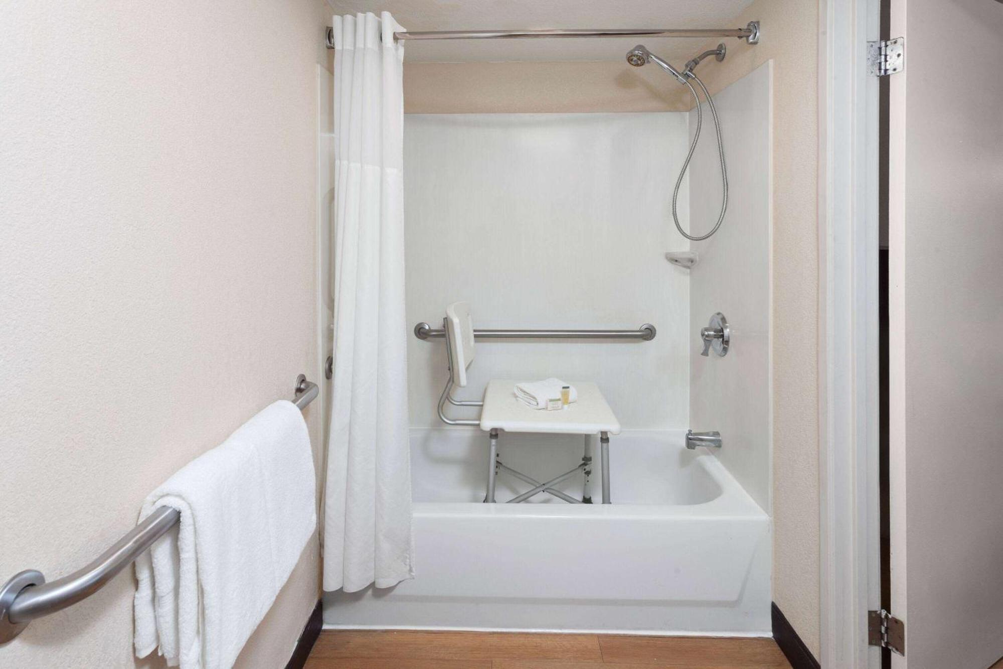 Travelodge By Wyndham פאוריה מראה חיצוני תמונה