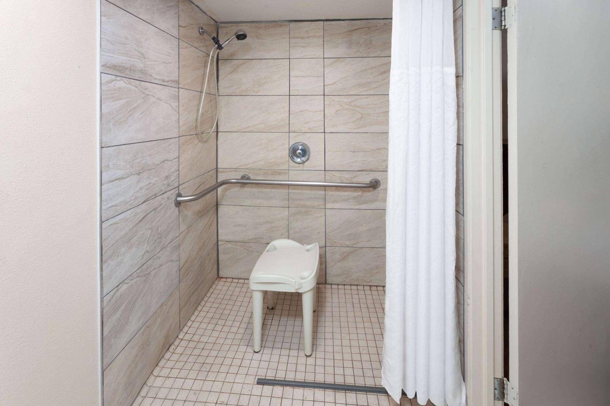 Travelodge By Wyndham פאוריה מראה חיצוני תמונה